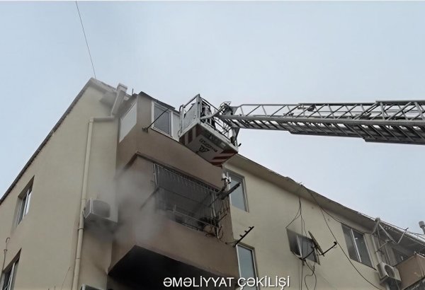 Bakıda beşmərtəbəli binada yanğın - Sakinlər kranla təxliyə edildi (VİDEO)