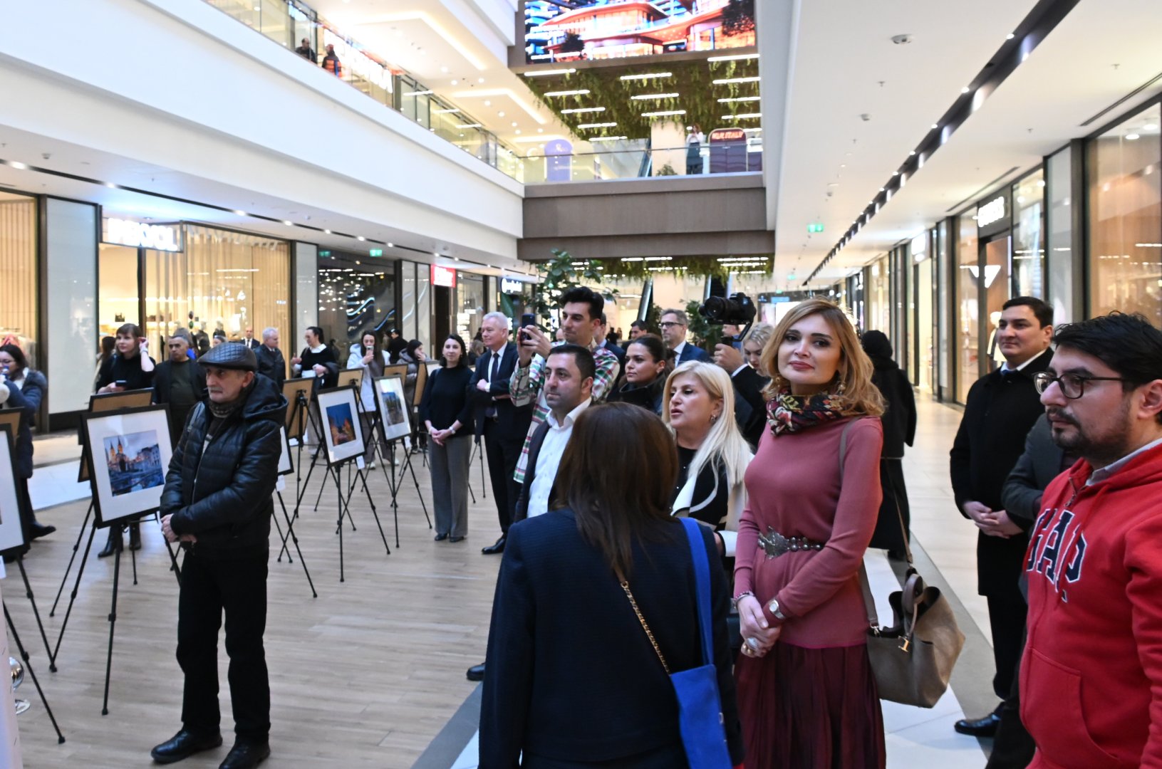 Bakıda “Avropanın meydanları” adlı fotosərginin açılış mərasimi olub (FOTO)