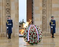 Amerika Birləşmiş Ştatlarının Vitse-prezidenti Cey. Di. Vens Şəhidlər xiyabanını ziyarət edib (FOTO)