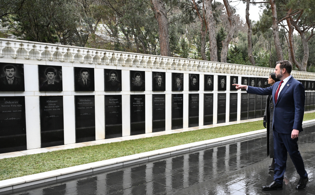 Amerika Birləşmiş Ştatlarının Vitse-prezidenti Cey. Di. Vens Şəhidlər xiyabanını ziyarət edib (FOTO)