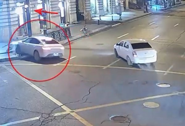 Paytaxtda avtomobil işıqfora çırpıldı (VİDEO)