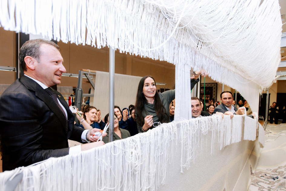 Heydər Əliyev Fondunun vitse-prezidenti Leyla Əliyeva Şuşa məscidi üçün hazırlanan dairəvi əl xalçasının kəsilməsi mərasimində iştirak edib (FOTO)