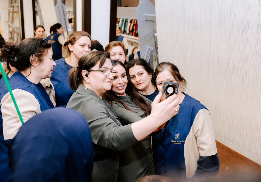 Heydər Əliyev Fondunun vitse-prezidenti Leyla Əliyeva Şuşa məscidi üçün hazırlanan dairəvi əl xalçasının kəsilməsi mərasimində iştirak edib (FOTO)