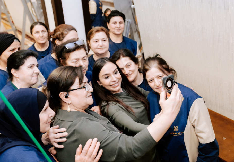 Heydər Əliyev Fondunun vitse-prezidenti Leyla Əliyeva Şuşa məscidi üçün hazırlanan dairəvi əl xalçasının kəsilməsi mərasimində iştirak edib (FOTO)