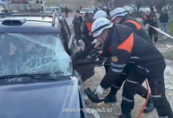 Sumqayıtda iki maşın toqquşdu, sürücü avtomobildə sıxışıb qaldı (VİDEO)