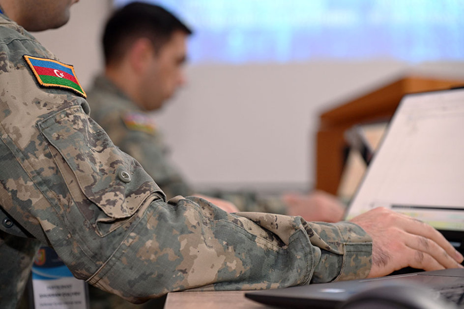 Azərbaycan və Böyük Britaniya hərbçiləri kibertəhlükəsizlik təlimində iştirak ediblər (FOTO)