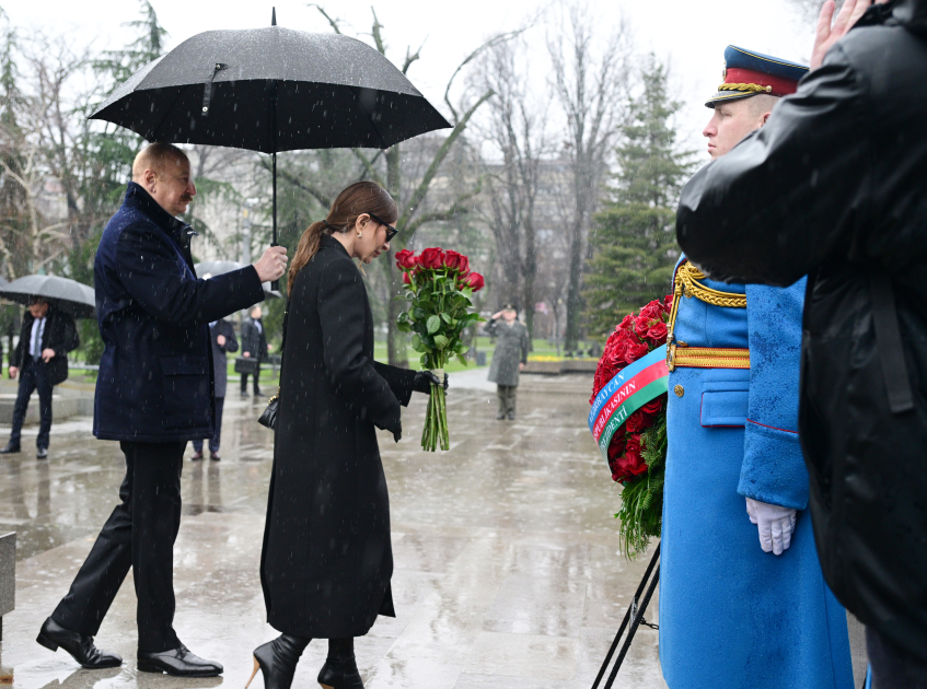 Prezident İlham Əliyev Belqradda Ümummilli Lider Heydər Əliyevin və görkəmli serb yazıçısı Milorad Paviçin abidələrini ziyarət edib (FOTO)