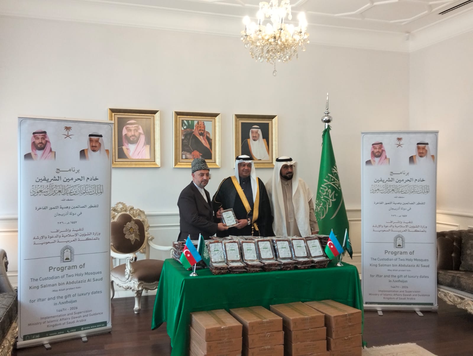 Səudiyyə Ərəbistanı səfirliyi Ramazan ayı münasibətilə Azərbaycanda 5 ton xurma payladı (FOTO)