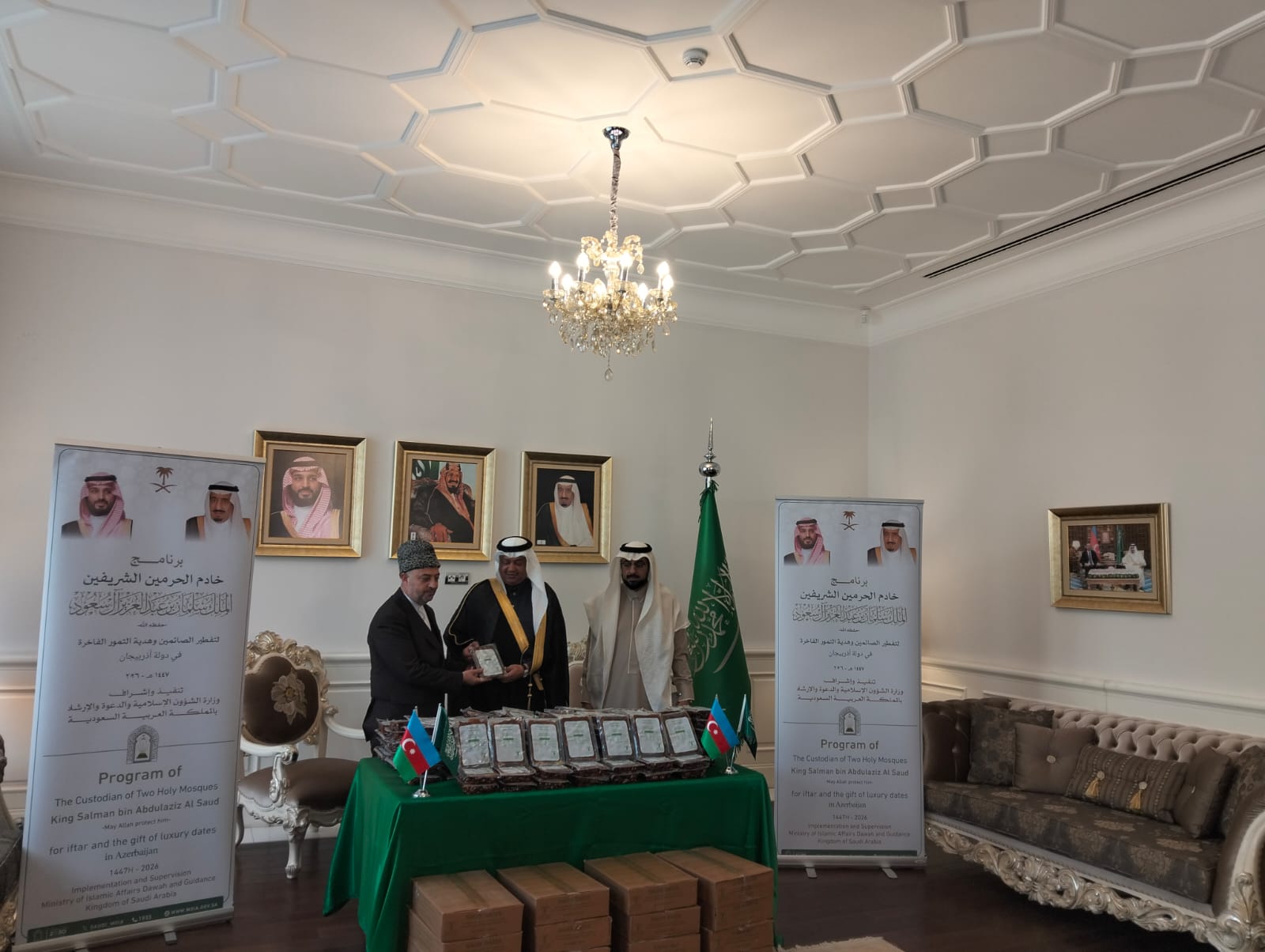 Səudiyyə Ərəbistanı səfirliyi Ramazan ayı münasibətilə Azərbaycanda 5 ton xurma payladı (FOTO)