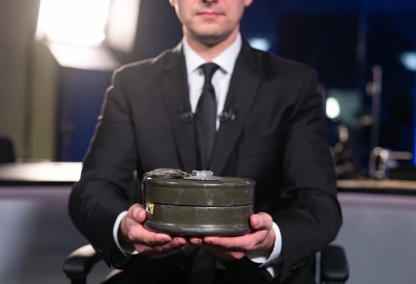 Polşalı deputat müsahibəyə mina aparıb