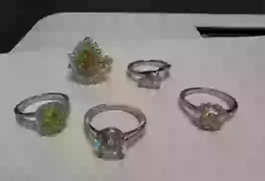 Moskvaya yarım milyon manatlıq zinət əşyaları keçirməyə çalışan azərbaycanlı qadın saxlanıldı