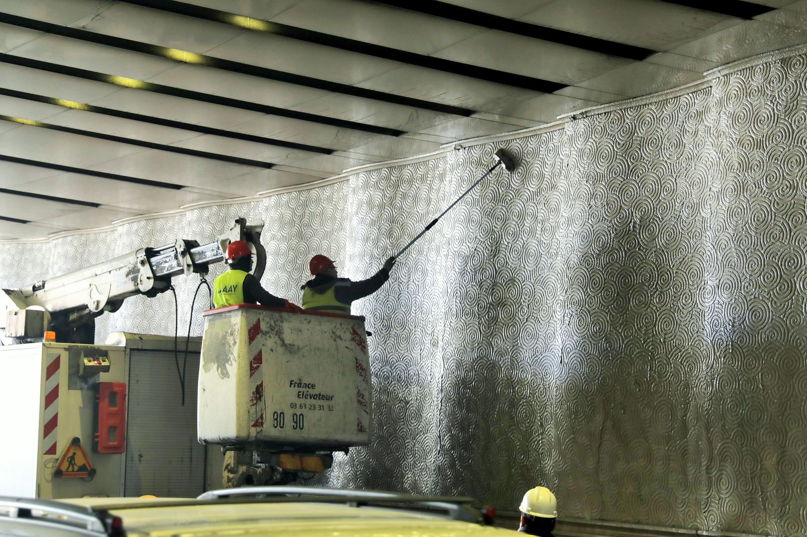 Paytaxtda avtomobil tunellərində təmizlik işləri aparılır (FOTO)