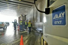 Paytaxtda avtomobil tunellərində təmizlik işləri aparılır (FOTO)