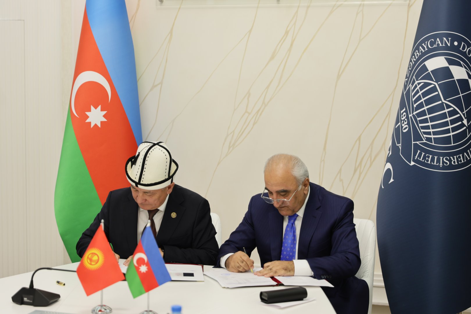 UNEC və Qırğız Milli Universiteti arasında magistratura pilləsi üzrə ikili diplom proqramına dair müqavilə imzalanıb (FOTO)