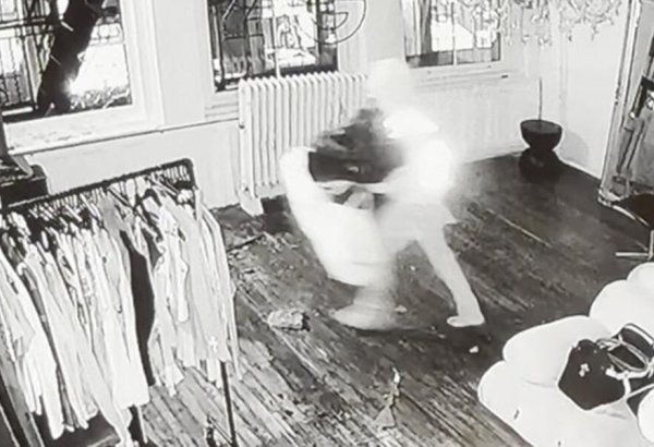 ABŞ-də gənc model butikdən 1 milyon dollarlıq mal oğurlayıb (FOTO)