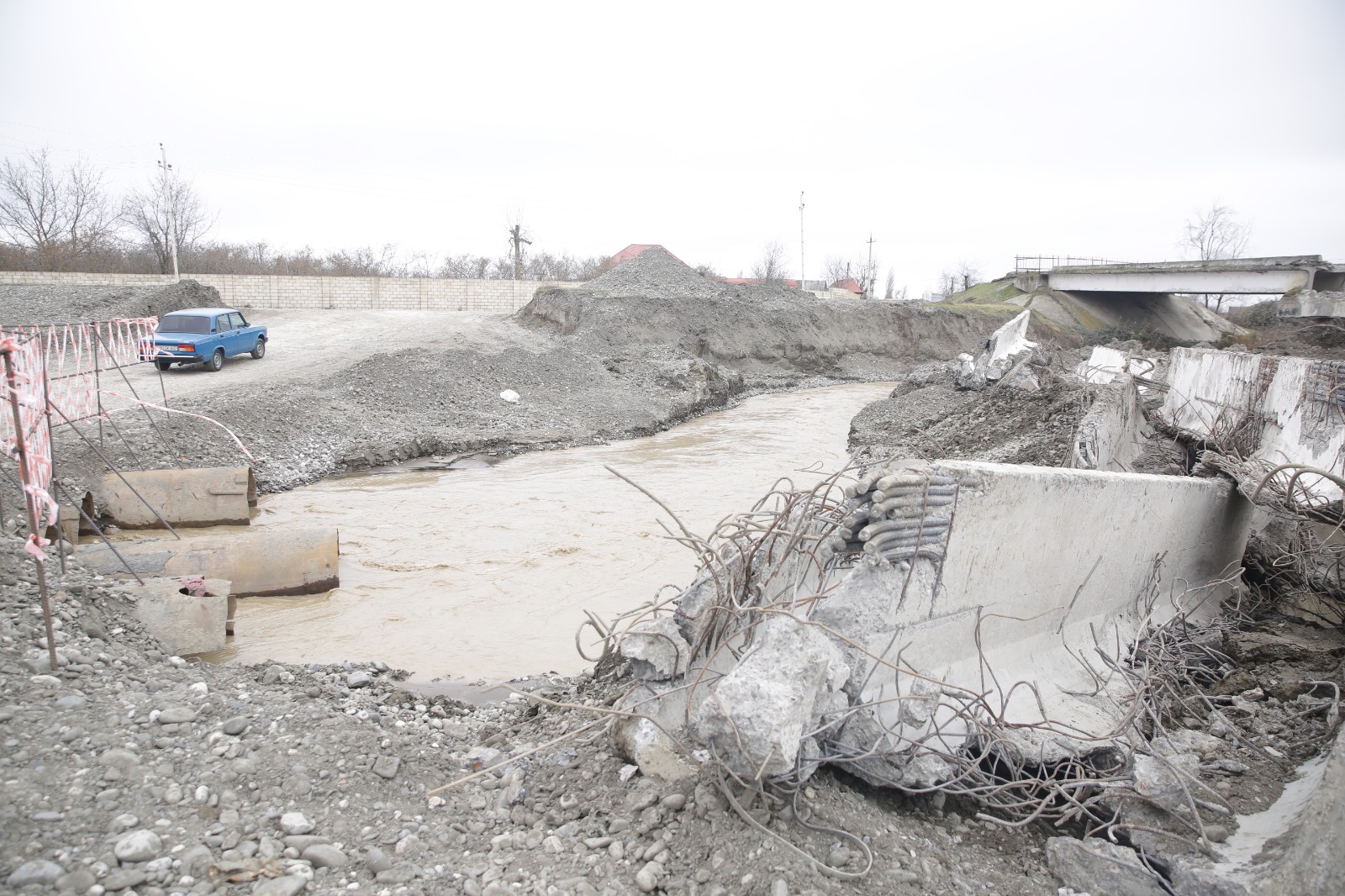 Elnur Rzayev yenidən qurulan körpü keçidində işlərin gedişi ilə maraqlanıb (FOTO)