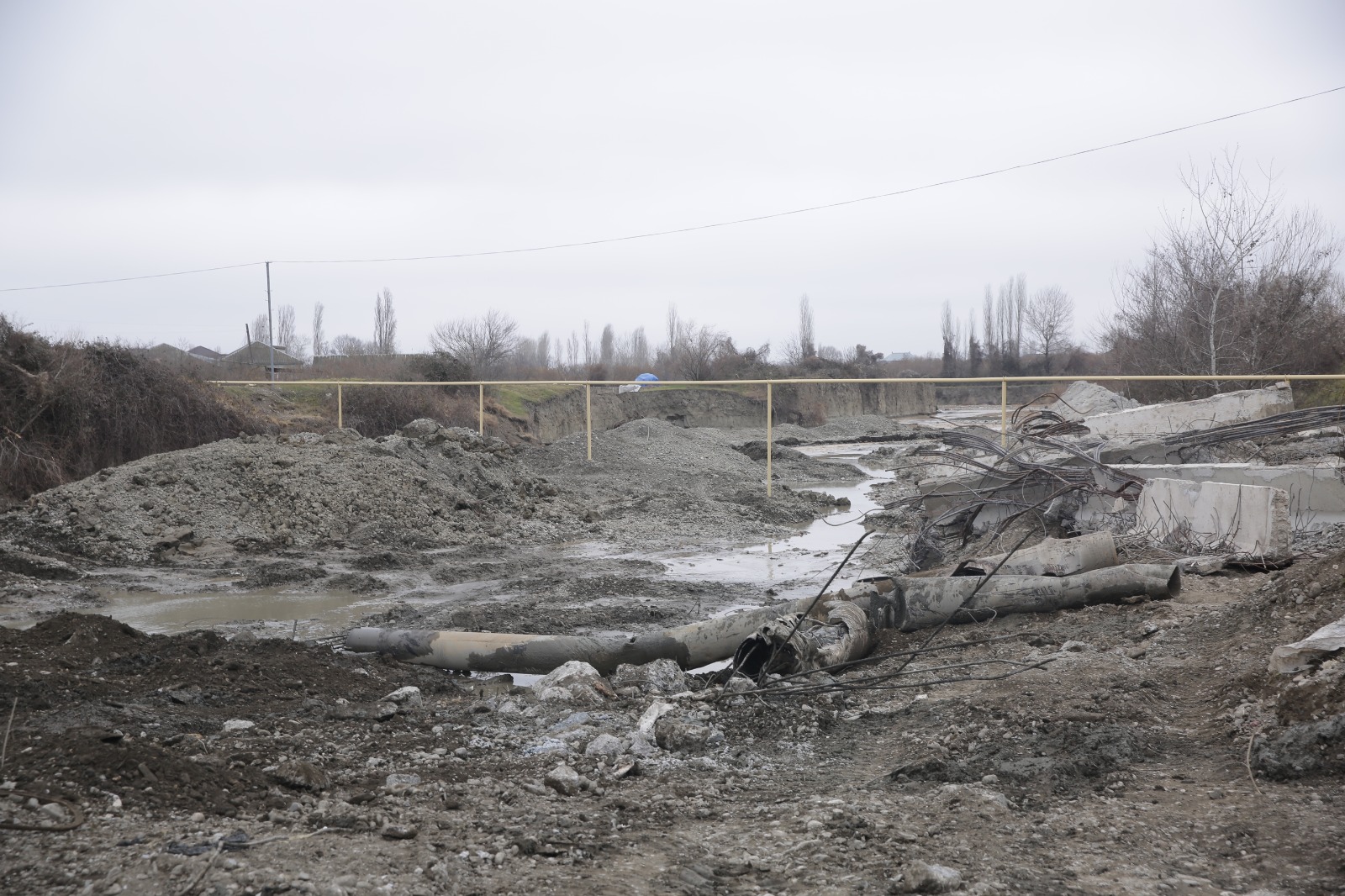 Elnur Rzayev yenidən qurulan körpü keçidində işlərin gedişi ilə maraqlanıb (FOTO)