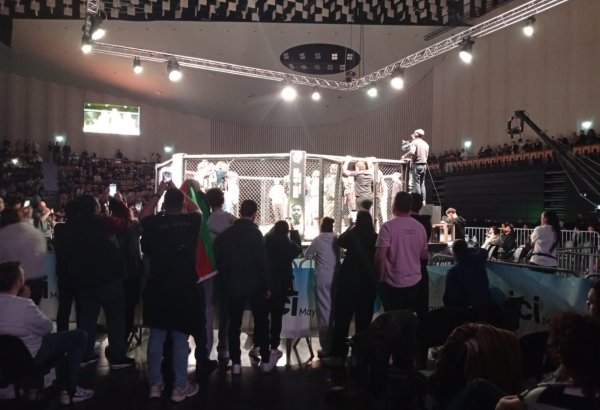 Fransadakı soydaşlarımız MMA turnirində azərbaycanlı idmançıya dəstək oldular (FOTO)