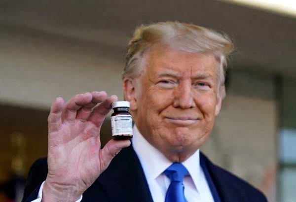 Tramp dərman qiymətlərini ucuzlaşdırdığını bəyan edib