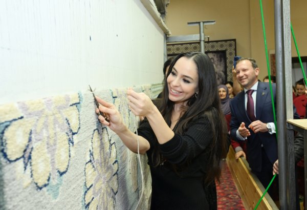 Heydər Əliyev Fondunun vitse-prezidenti Leyla Əliyeva “Azərxalça” ASC-nin Şuşa məscidi üçün hazırladığı növbəti xalçalarının kəsim mərasimində iştirak edib (FOTO)