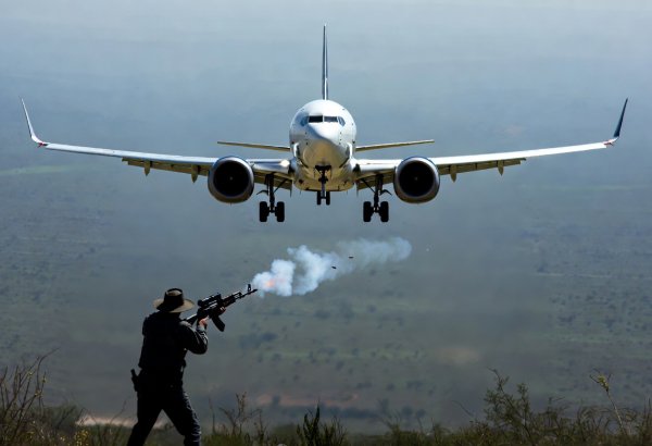 “American Airlines” təyyarəsi eniş zamanı atəşə tutuldu