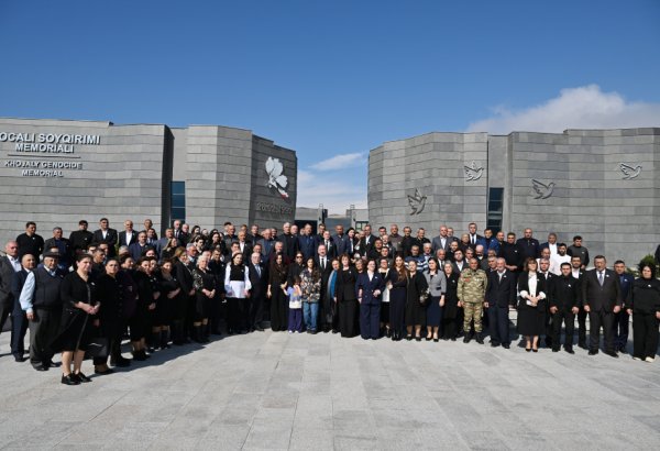 Prezident İlham Əliyev və Birinci xanım Mehriban Əliyevanın Xocalı rayonunun sakinləri ilə görüşündən təsirli görüntülər (FOTO)