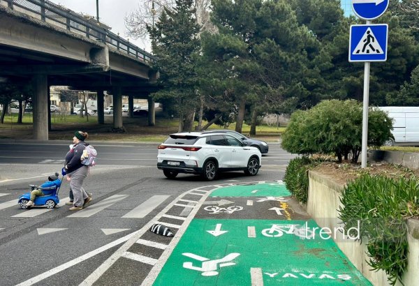Yasamalda eyni zolağın üzərinə həm piyada, həm də velosiped nişanı niyə çəkilib? (FOTO)