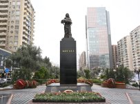 Dövlət və hökumət rəsmiləri Xocalı soyqırımı abidəsini ziyarət ediblər (FOTO)