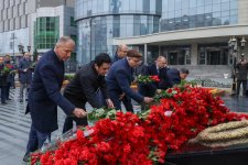 Səhiyyə Nazirliyinin rəhbərliyi Xocalı soyqırımı qurbanlarının xatirəsini ehtiramla yad edib (FOTO)