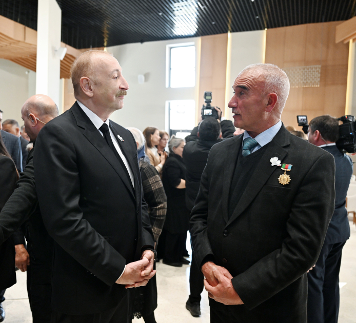Prezident İlham Əliyev və Birinci xanım Mehriban Əliyevanın Xocalı rayonunun sakinləri ilə görüşündən təsirli görüntülər (FOTO)