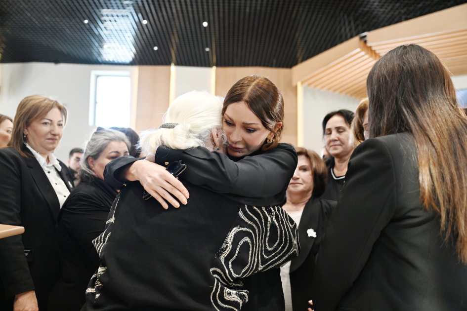 Prezident İlham Əliyev və Birinci xanım Mehriban Əliyevanın Xocalı rayonunun sakinləri ilə görüşündən təsirli görüntülər (FOTO)