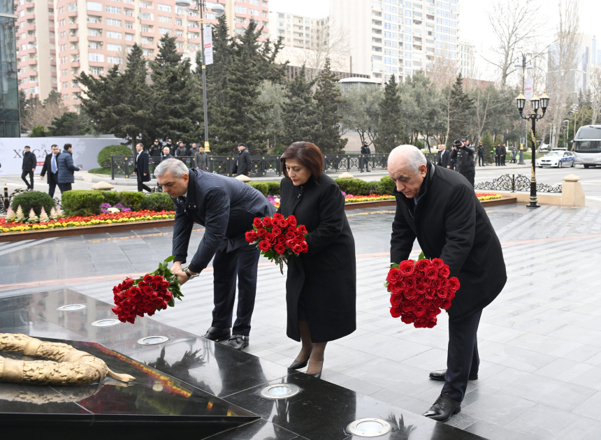 Dövlət və hökumət rəsmiləri Xocalı soyqırımı abidəsini ziyarət ediblər (FOTO)