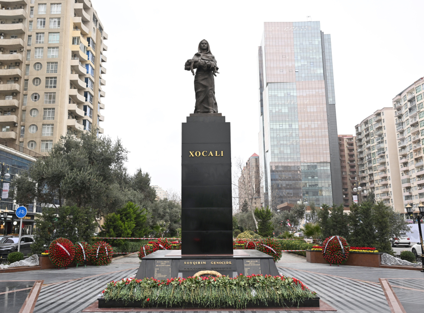 Dövlət və hökumət rəsmiləri Xocalı soyqırımı abidəsini ziyarət ediblər (FOTO)