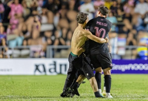 Azarkeş meydançaya daxil olub Messini yerə yıxdı