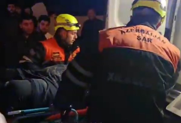 Bakıda yol qəzası nəticəsində avtomobildə sıxılı vəziyyətdə qalan qadın xilas edildi (VİDEO)