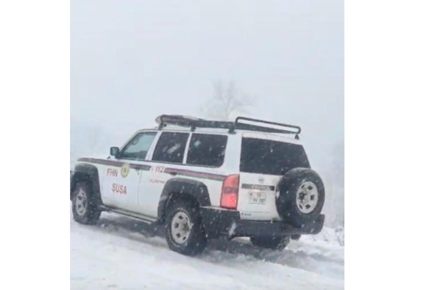 FHN yolların buz bağlaması səbəbindən köməksiz qalan vətəndaşları xilas etdi (FOTO)
