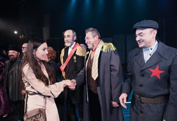 Heydər Əliyev Fondunun vitse-prezidenti Leyla Əliyeva “Neft bumu hamıya gülümsəyir” tamaşasının nümayişində iştirak edib (FOTO)