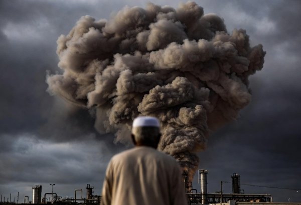 İraqda neft emalı zavodu yanır (VİDEO)