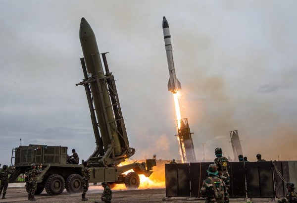 İran Qüdsə və İsrailin digər şəhərlərinə ballistik raketlər atıb