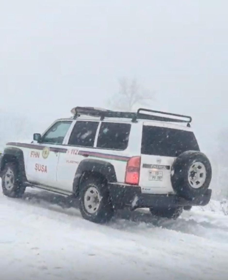 FHN yolların buz bağlaması səbəbindən köməksiz qalan vətəndaşları xilas etdi (FOTO/VİDEO)