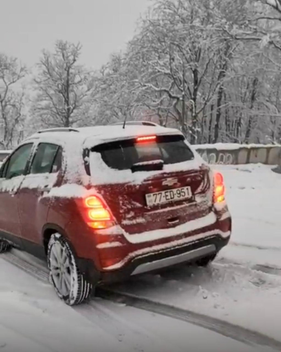 FHN yolların buz bağlaması səbəbindən köməksiz qalan vətəndaşları xilas etdi (FOTO/VİDEO)