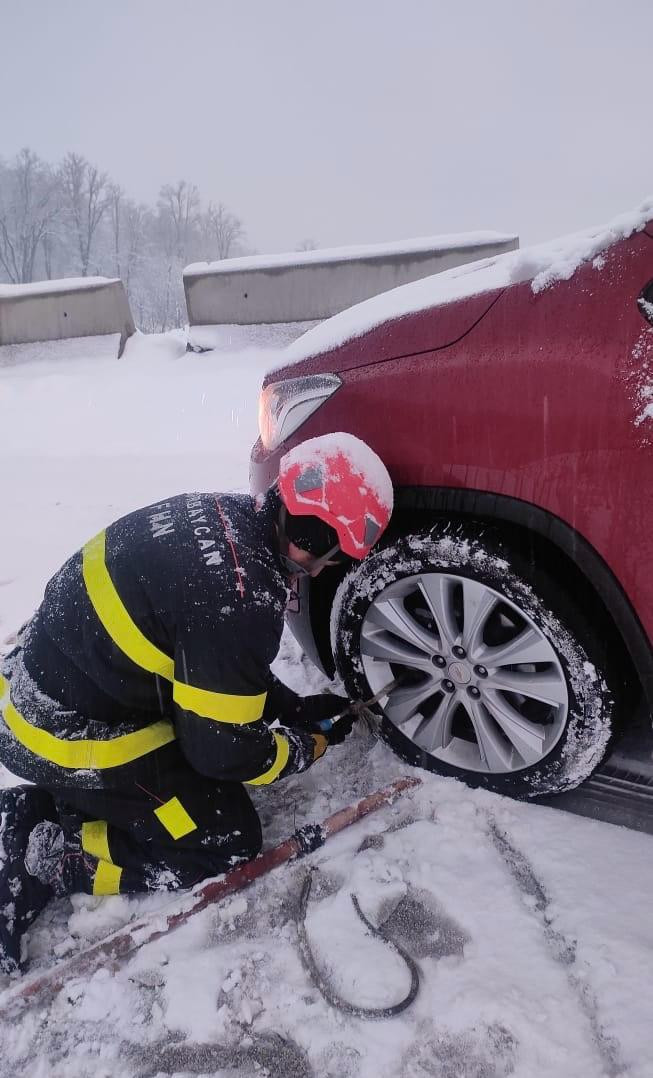 FHN yolların buz bağlaması səbəbindən köməksiz qalan vətəndaşları xilas etdi (FOTO/VİDEO)