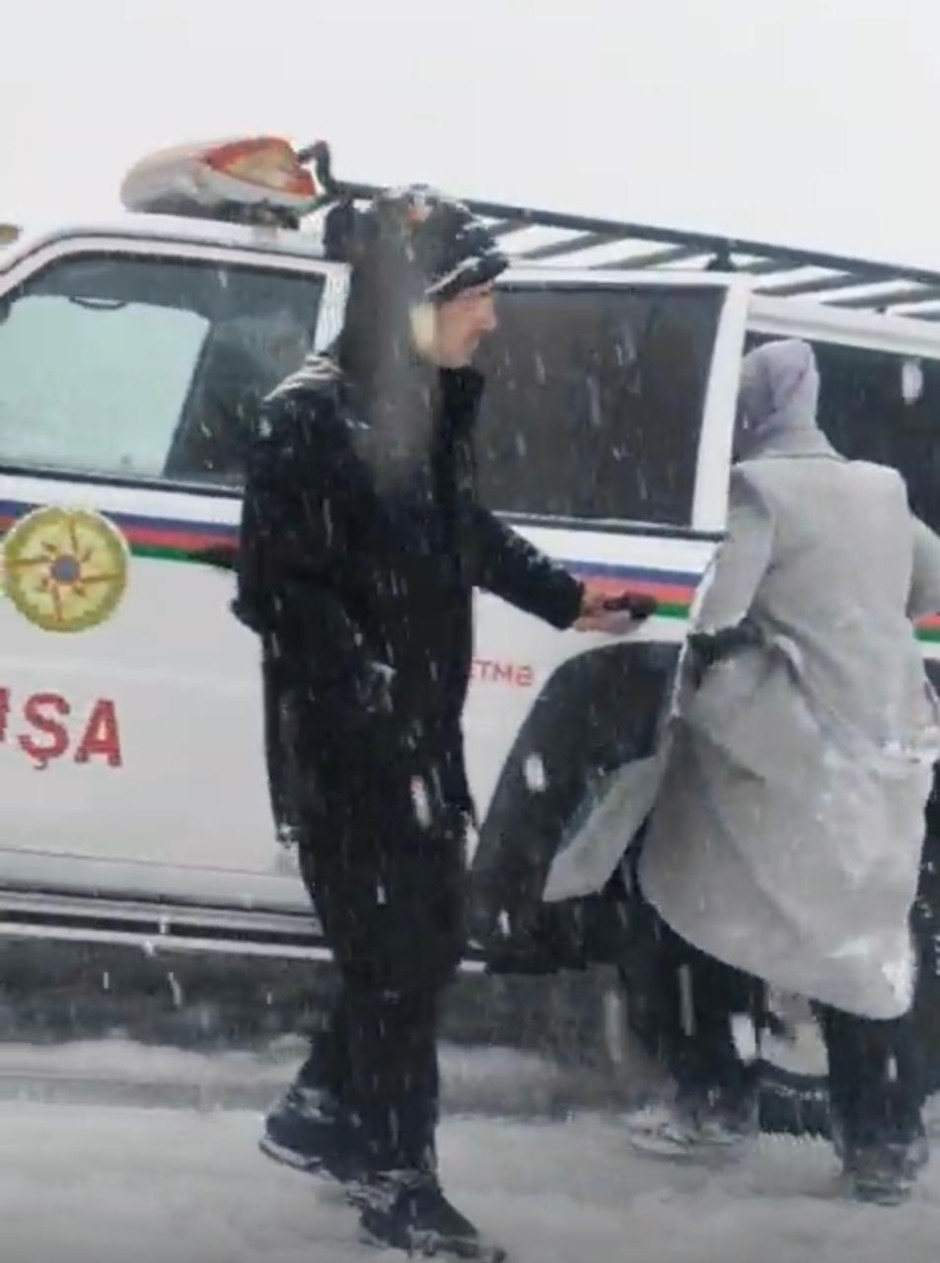 FHN yolların buz bağlaması səbəbindən köməksiz qalan vətəndaşları xilas etdi (FOTO/VİDEO)