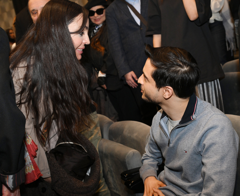 Heydər Əliyev Fondunun vitse-prezidenti Leyla Əliyeva “Neft bumu hamıya gülümsəyir” tamaşasının nümayişində iştirak edib (FOTO)