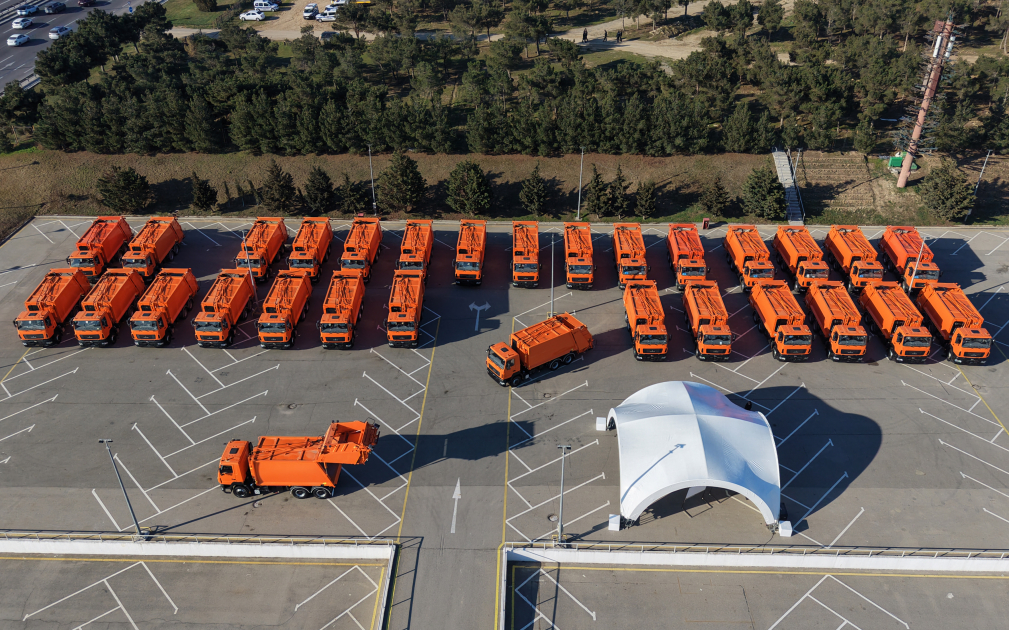 Prezident İlham Əliyev Bakıda məişət tullantıları daşıyan texnikalarla tanış olub (FOTO)