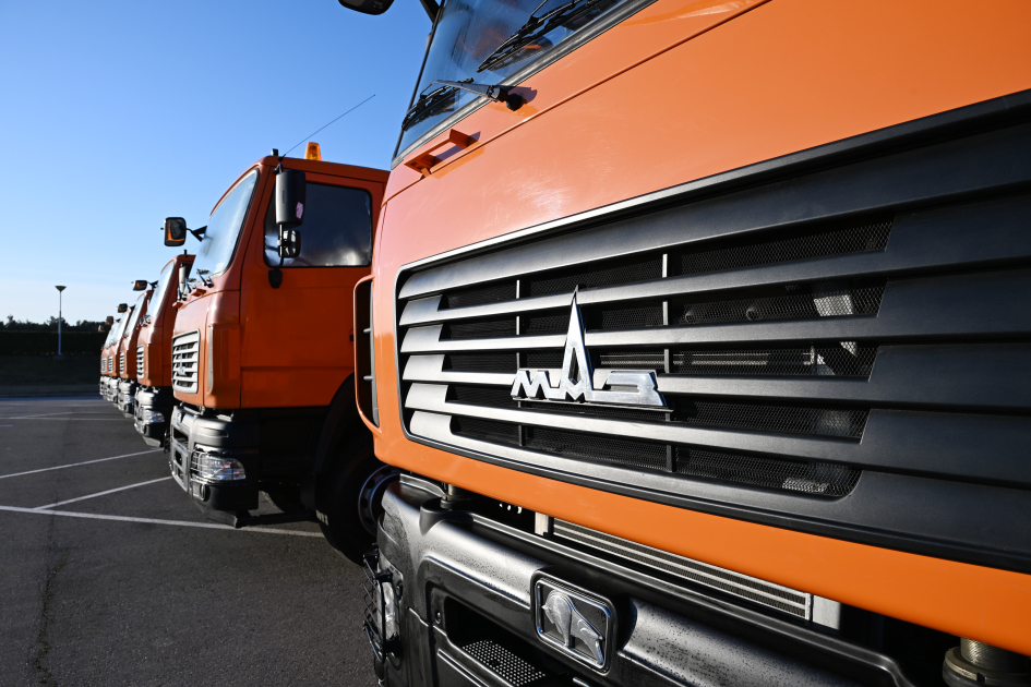 Prezident İlham Əliyev Bakıda məişət tullantıları daşıyan texnikalarla tanış olub (FOTO)