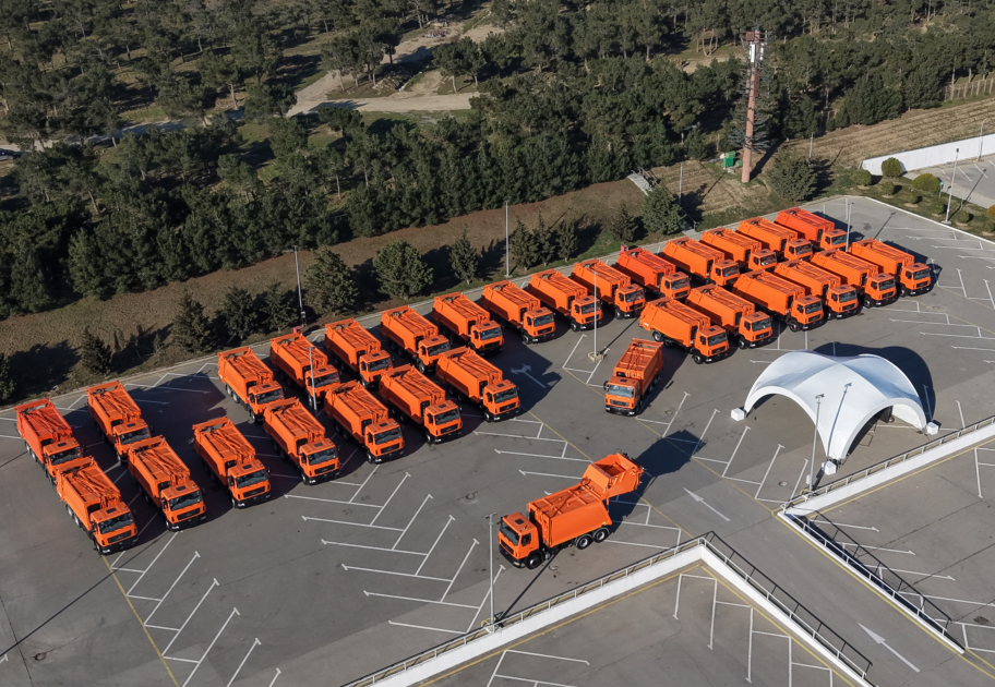 Prezident İlham Əliyev Bakıda məişət tullantıları daşıyan texnikalarla tanış olub (FOTO)