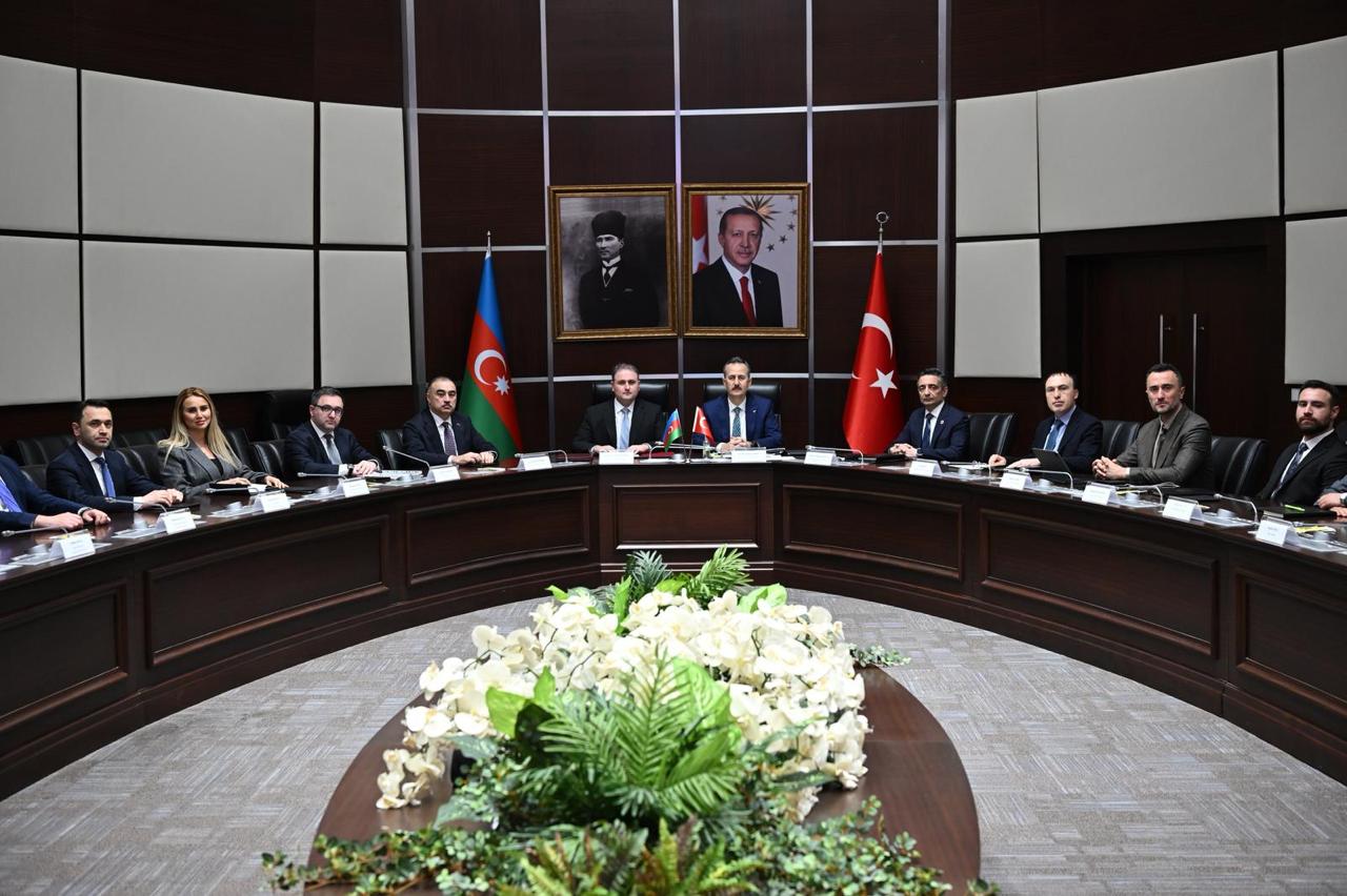 Azərbaycan və Türkiyə arasında müdafiə sistemlərinin tətbiqi və inkişaf etdirilməsi mövzusu müzakirə edilib (FOTO)