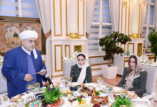 Leyla Əliyeva və Arzu Əliyeva Müqəddəs Ramazan ayı münasibətilə keçirilən iftar mərasimində iştirak ediblər (FOTO)