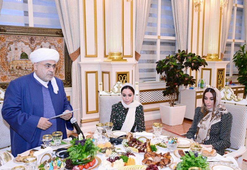 Leyla Əliyeva və Arzu Əliyeva Müqəddəs Ramazan ayı münasibətilə keçirilən iftar mərasimində iştirak ediblər (FOTO)